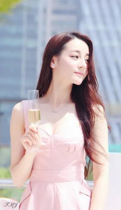 1)迪丽热巴是新疆维吾尔族美女,天生带有浓郁的异域风情.