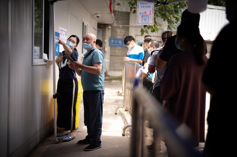 医院为排队测核酸的市民准备了遮阳避雨的凉棚.