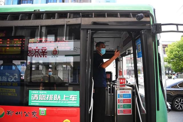 8月23日,市民在郑州市二七区二七路登上公交车后扫码登记