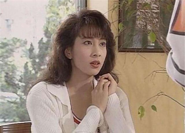 还记得《家有仙妻》里有一个神奇手镯的何莉莉吗?她过