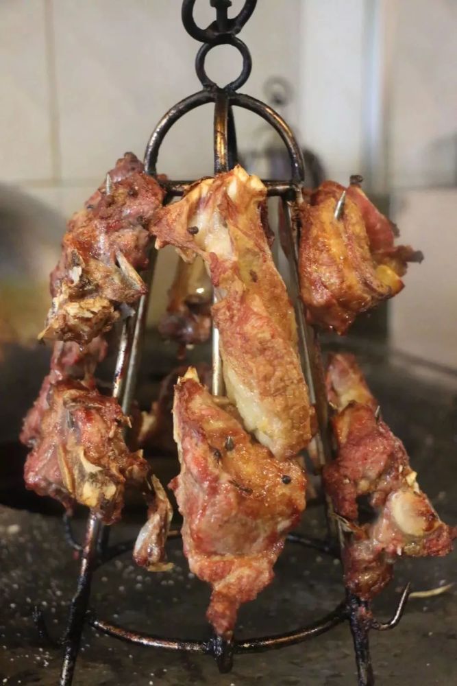 馕坑烤肉最有名的要属乌鲁木齐的架子肉,和田街的几家架子肉店都好吃.