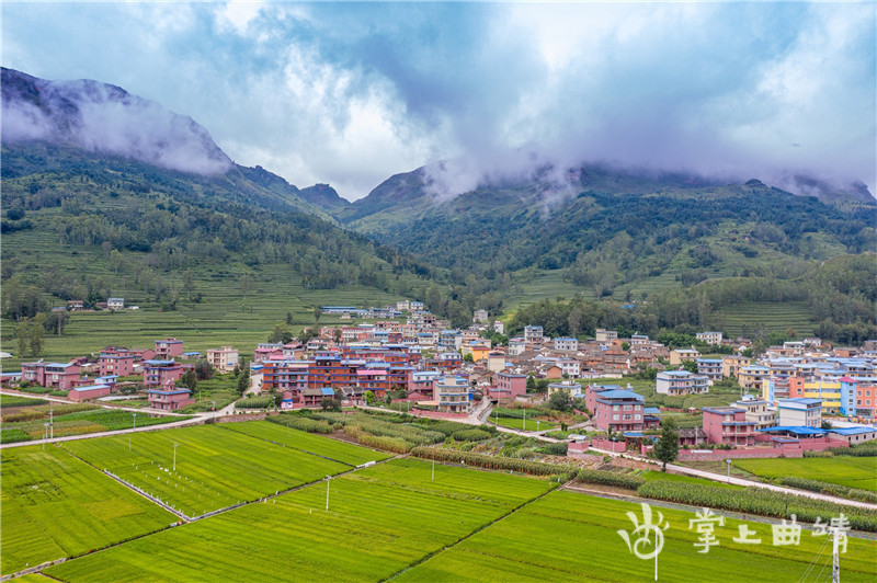 近年来,曲靖市沾益区德泽乡以建设生态宜居美丽乡村为导向,紧扣"七彩