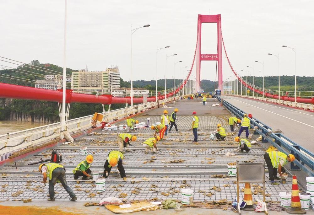 8月24日,宜昌长江公路大桥实行半幅封闭,半幅单向通行的方式,进行大桥