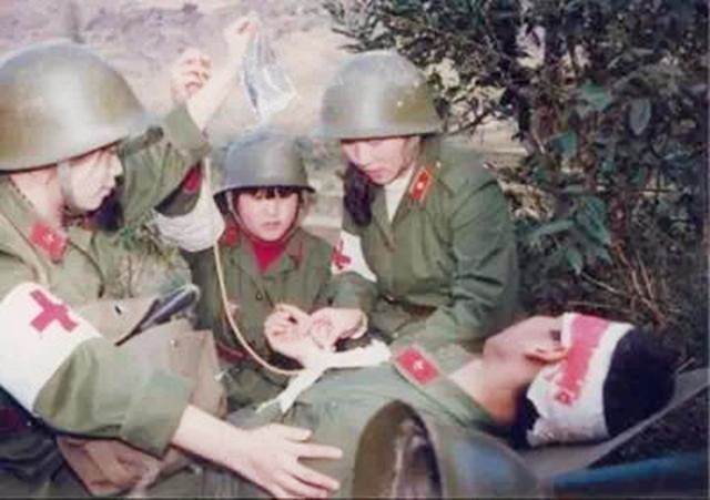 1986年老山战场照《死吻》:那名救护队女战士张茹