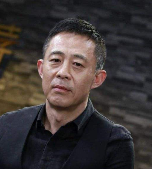 老戏骨侯勇:三婚两离,曾抛弃糟粕之妻,50岁三婚娶小25岁女粉丝