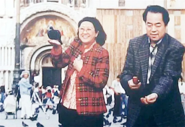他公开称妻子楠莉并非是中国人,而是日本人,当年她的父母战后自裁,将