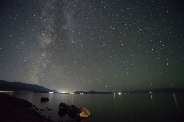 8月6日晚,漫天繁星闪耀在赛里木湖上空.确·胡热摄