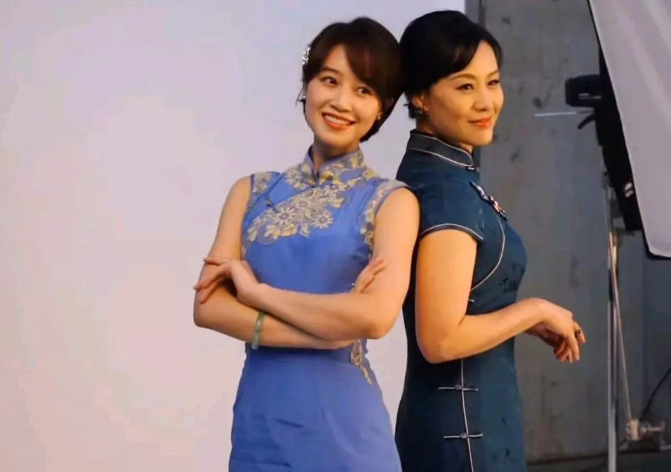 蓝盈莹和"妈妈"拍大片,穿无袖旗袍清新脱俗,焦点却在妈妈身上