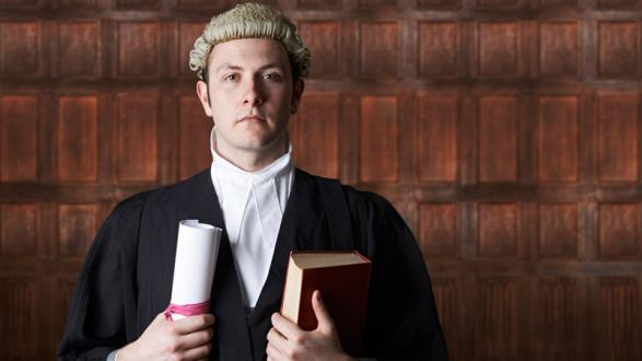 为什么英国法官和律师要戴假发套