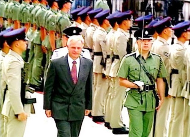 1997年香港回归,查尔斯王子神情黯然地登上船,离开香港