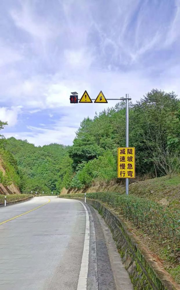 增设安全设施,改善道路通行环境