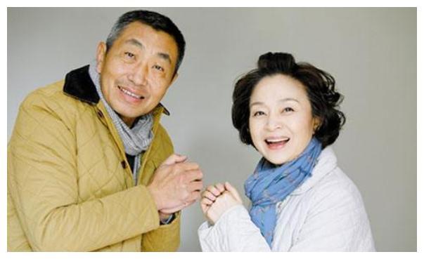 杜源曾在节目上透露,自己和妻子从小就是邻居,两人可以说是青梅竹马
