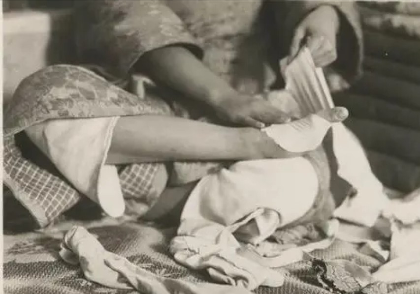 中国女性的悲哀:古代的裹脚陋习,靠"三寸金莲"得以嫁豪门