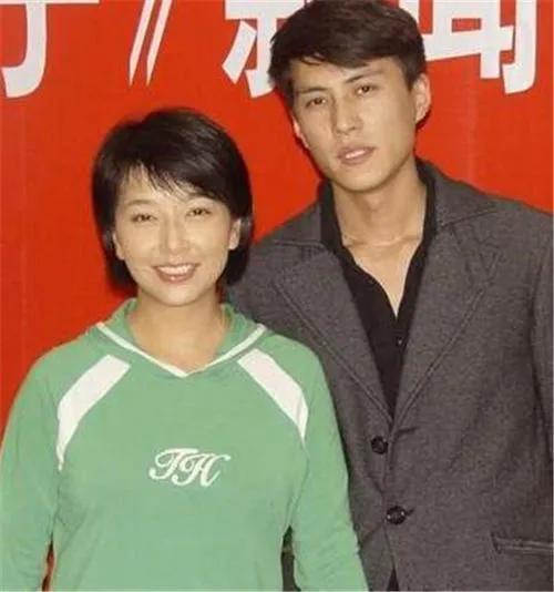 靳东:与离过婚的江珊同居4年,为何转身娶了二婚的李佳