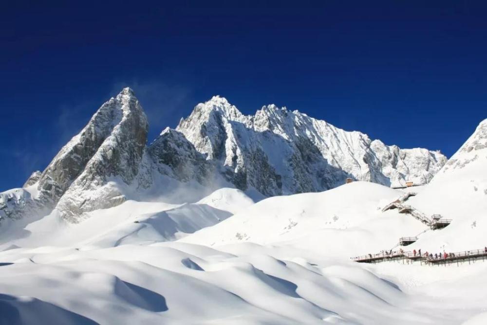 中国"壮美"雪山,有冰川与草坪美景,雪峰连绵不断,非常