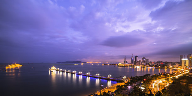 青岛栈桥:憩时端坐,静观海天一色