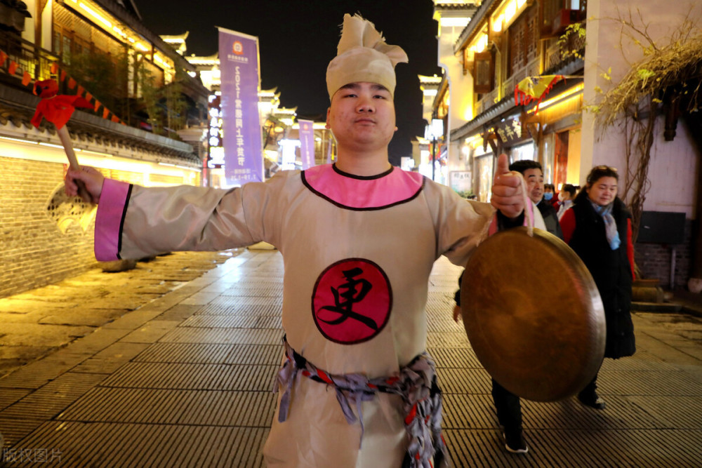 安全尤为重要,当地消防部门为了提醒大家做好防范,就推出了打更制度