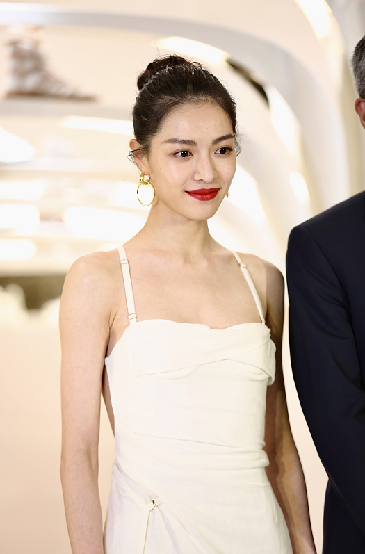 钟楚曦的芭比身材太惹眼穿吊带裙美得大气腿部线条太优越