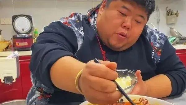 因此在胖猴子的视频中,他几乎从不离开板凳.