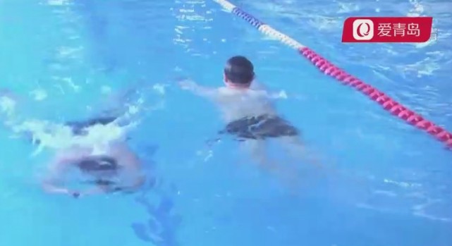青岛11岁女孩游泳馆遭遇"咸猪手"?教练:跟我们无关!