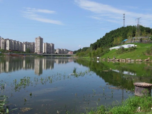 细雨濛濛中,站在宜昌市夜明珠的沙河环保公园观景平台上远眺,两侧