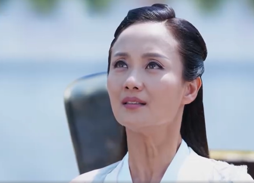 55岁李颖素颜出镜优雅美丽,回应整容传闻:喜欢真实的不完美的自己