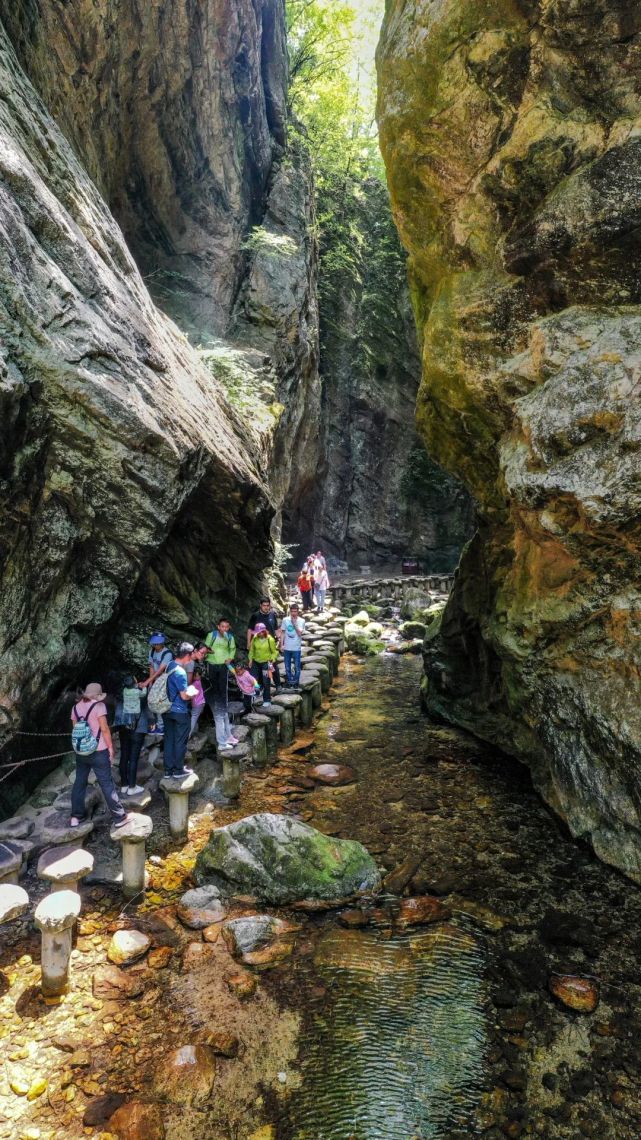 山石耸立,山峰成群,石柱,石墙与整座山融