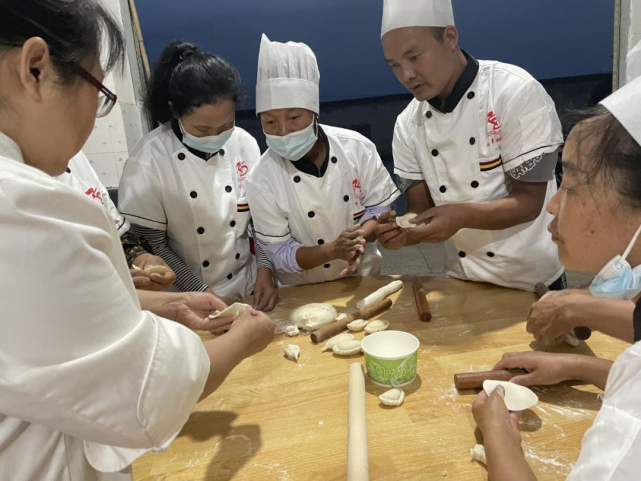 此次培训班特邀专业讲师对一般面点原料知识,点心制作的基本内容,操作