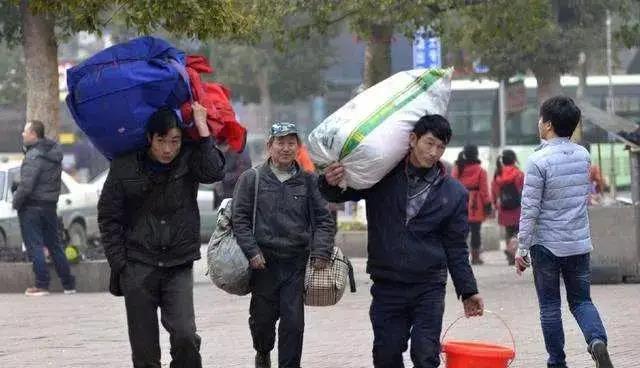 农民工开启"返乡潮,明年外出打工更加艰难,尤其这三类人!