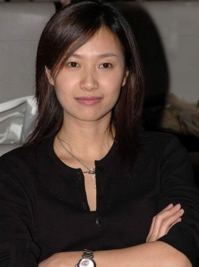 47岁徐静蕾骑电滑板逛公园穿超短裤秀大长腿戴墨镜衣服全破洞