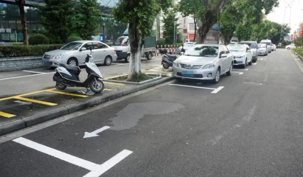 停车时按地上箭头顺向停放