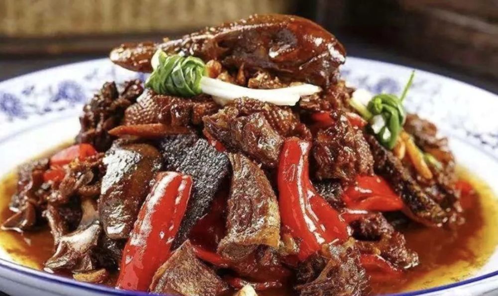 洪江血粑鸭是具有典型湘西风味的名菜,发源于洪江古商城,以其浓香,味