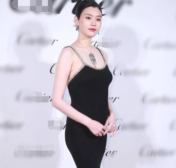 奚梦瑶亮相二胎孕肚明显,称开心再当母亲,直言有两个
