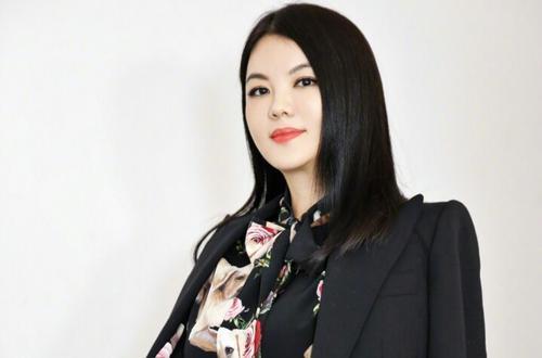 自从结了婚生了娃以后,李湘就放弃了主持人和演员事业,专心一意相夫