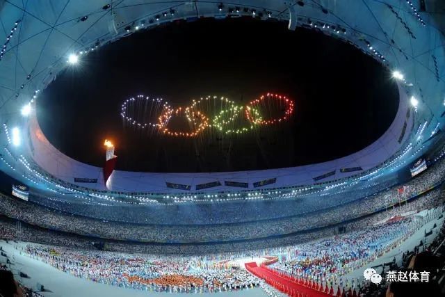现场解说:北京奥运会的圣火点燃了!