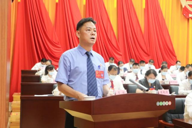 县人民检察院代检察长卢世贤在会上作县人民检察