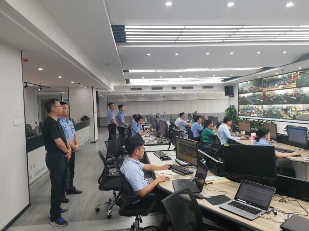 警察故事吴朗创新交通管理服务举措解决群众出行急难愁盼问题