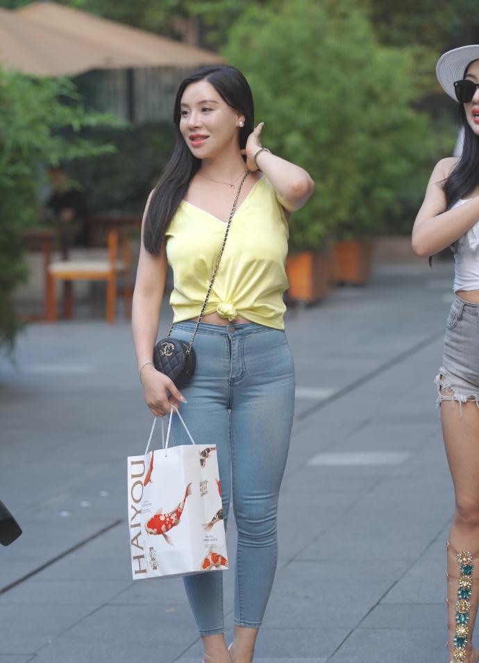 微胖女孩的魅力,即使搭配简约的单品,也尽显高级