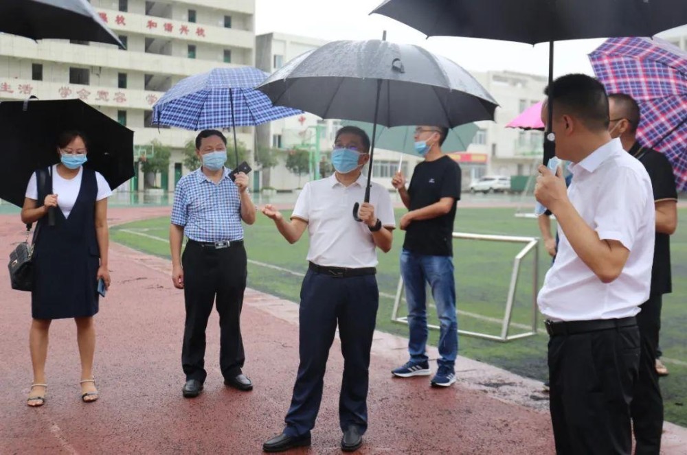 杜小兵到学校督查秋学期开学准备工作