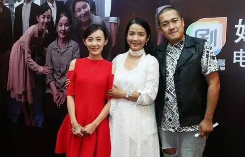 婆婆是吕丽萍,公公是张丰毅,出道5年还是不火,如今却被靳东意外带红