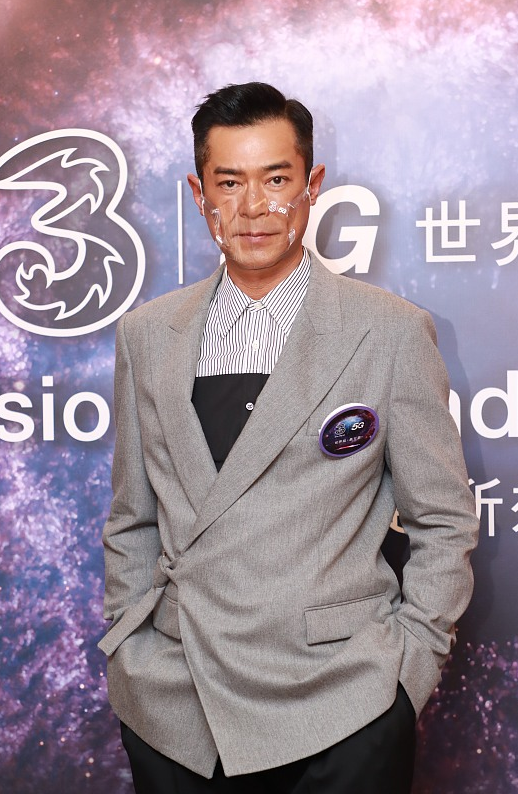 感觉古天乐真的老了,但颜值依旧没变,穿灰色西装还是那么精神