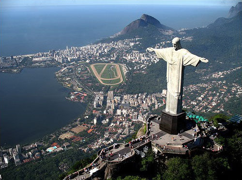 法国游客偷爬里约基督像看日出,被巴西警方逮捕