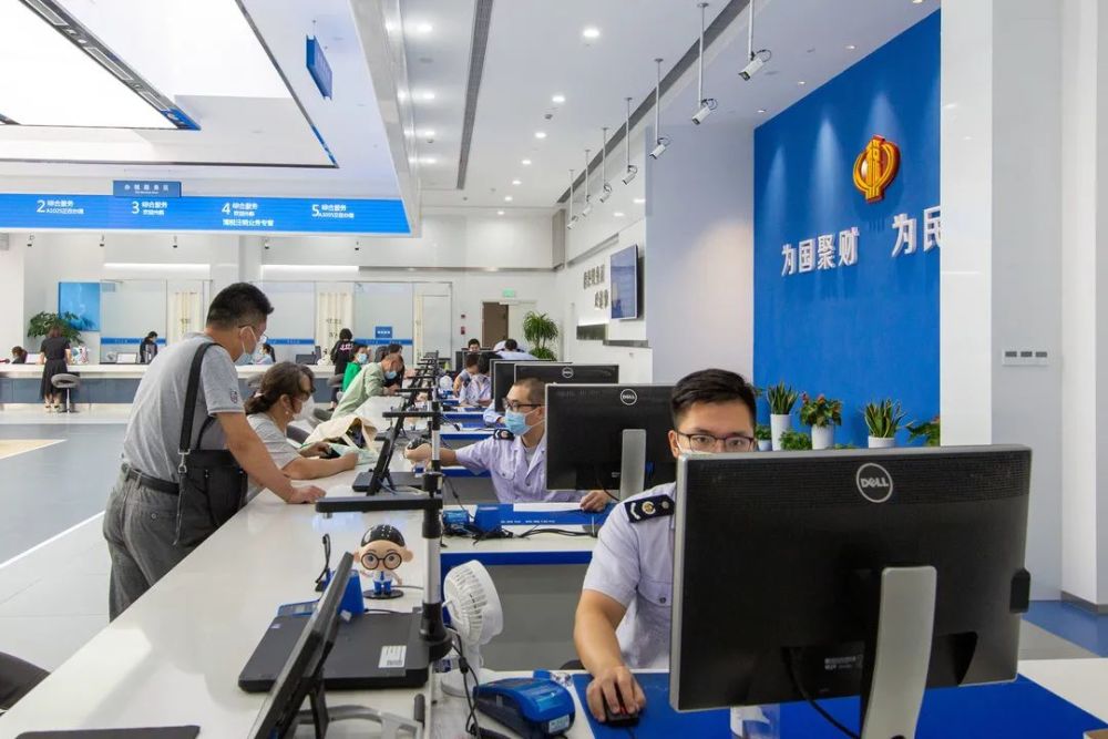 临港税务局全新办税大厅投用税务服务更高效