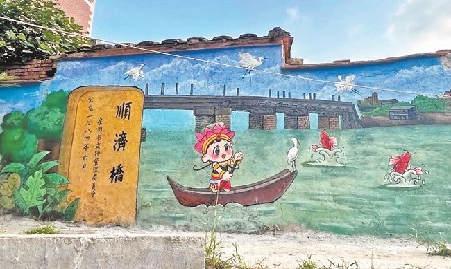 在鲤城区华新社区一面"世界遗产"主题墙绘上,只见戴着莲蓬帽,穿着