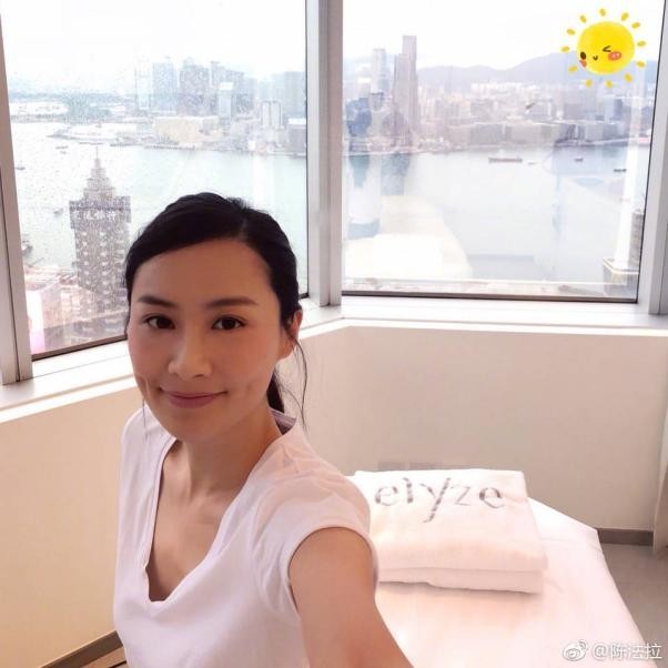 港姐陈法拉罕拍大片,身材纤瘦锁骨明显,可惜颈纹暴露真实年龄