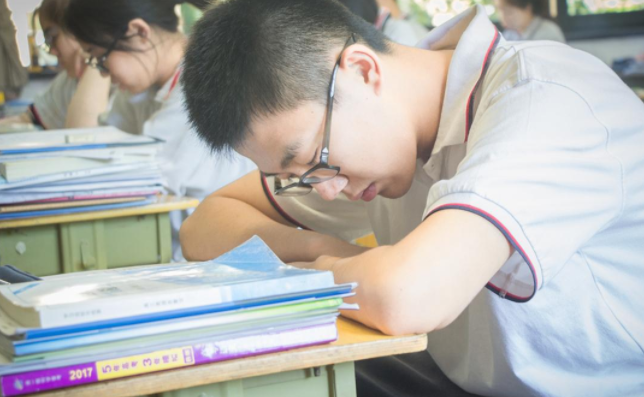 中小学调整早上到校时间,学生的睡眠得到保障,新问题接踵而至