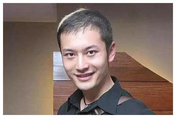 其实,黄晓明在很年轻的时候,发量就有些堪忧了.