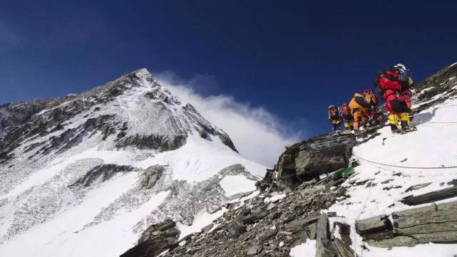珠穆朗玛峰:长年弥盖的白雪之下,是人们攀登时追求高