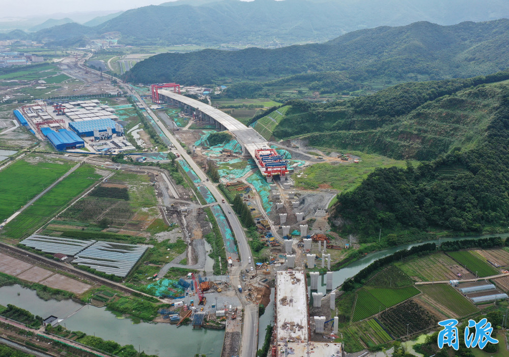 象山湾疏港高速公路建设正酣