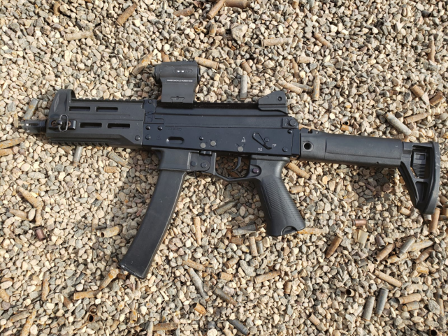 gau5a上面,和ppk20一样,也是增设了战术导轨,只不过其目的是为了让